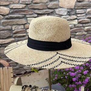 Stylish Black and Tan Women's Sun Hat